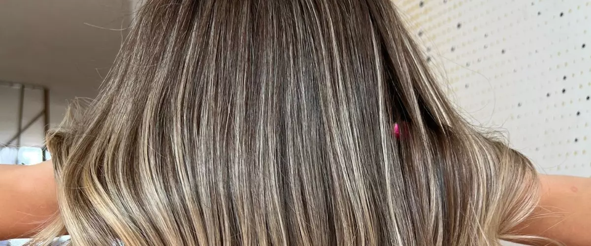 ciemny popielaty blond
